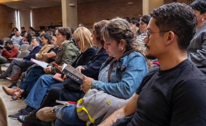 Personas leyendo un catálogo