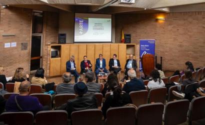 Personas sentadas en un panel